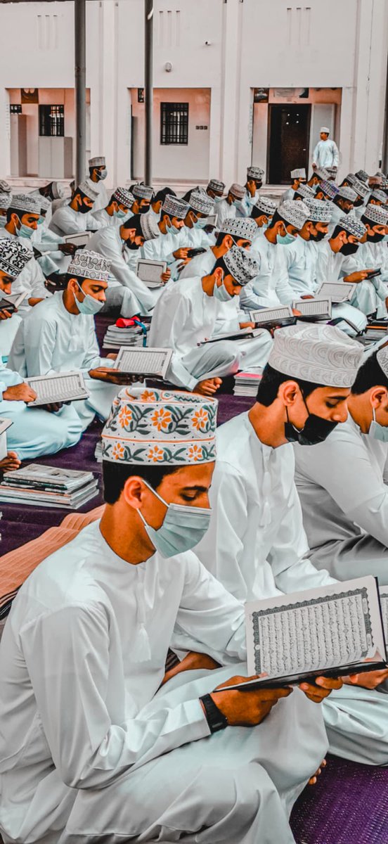 هذه الصورة ليست في أحد الجوامع أو المساجد لكنها روتين يومي قبل طابور الصباح يستفتحُ به الطلبةُ يومهم بالقرآن الكريم في إحدى مدارس سلطنة #عُمان . 
#صباح_الخير