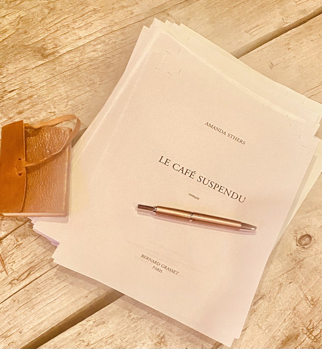 Épreuves corrigées… Mon nouveau roman « le café suspendu » part à l’impression et commence son chemin vers vous. C’est mon seizième livre mais mon émotion est intacte. En librairie le 4 mai. #lecafesuspendu