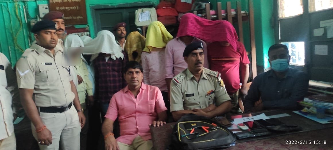 RPF_INDIA's tweet photo. In a tactical operation on a secret input, joint team of #RPF &amp; GRP nabbed 7 while conspiring for dacoity at Ratanpur Station, along with weapons.
We strive to keep our promise to safeguard passengers.!!
#OperationYatriSuraksha
#SentinelsOnRail
@RailMinIndia @AshwiniVaishnaw https://t.co/GFyIfEJ0D5
