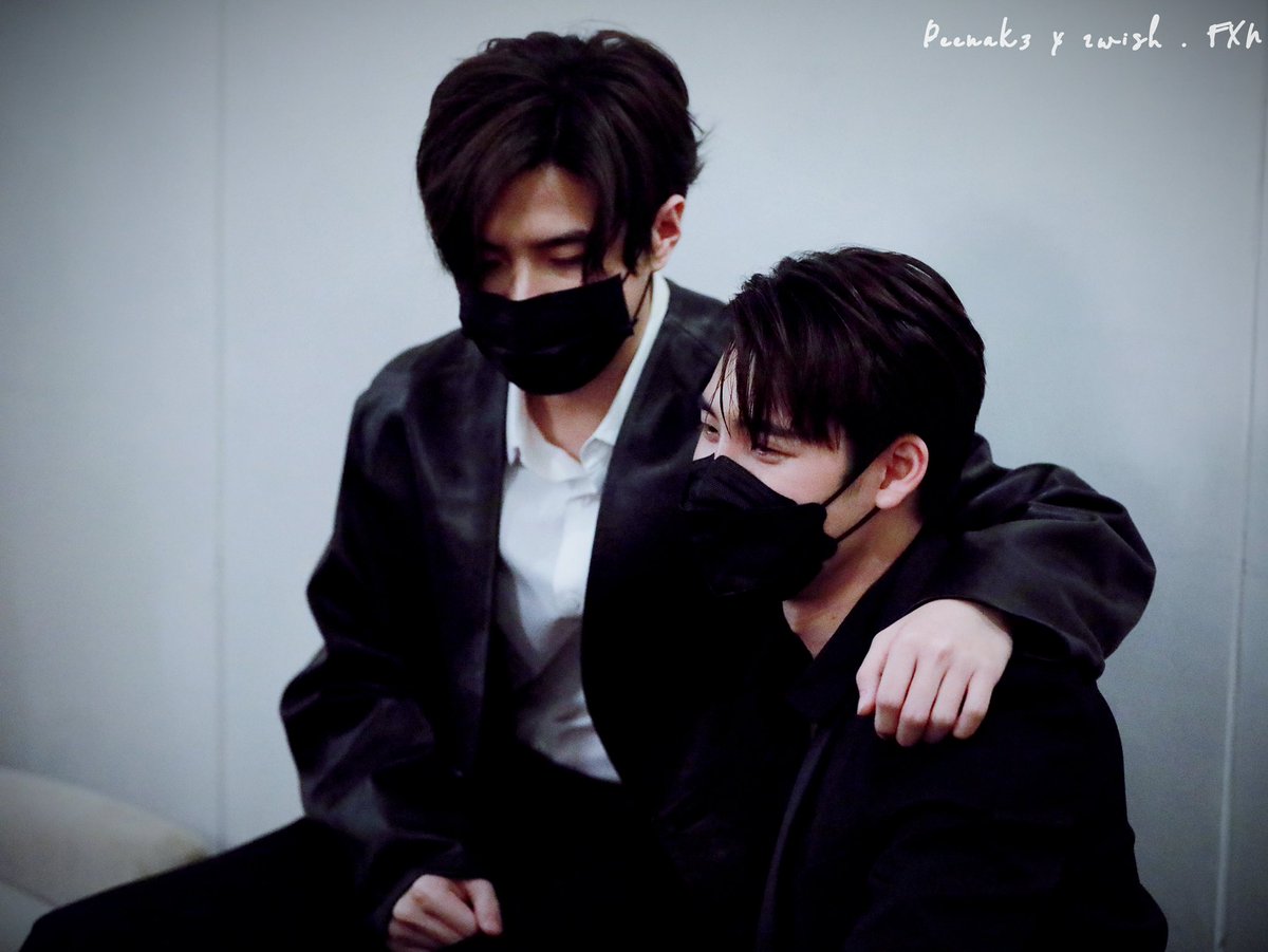 Just_Fxn's tweet photo. 20220316 Peenak3xMP

ไหนใครบอกว่าเรานะรักกัน
谁说我们正在相爱的
ใครไปแอบพูดกันว่าไงเหรอ
谁在背后偷偷说了什么吗
มีตังค์หน่อยเลยชวนไปเลี้ยงกัน
有点钱就请对方
ไม่ได้กินทุกวันเข้าใจมะ
并没有每天都一起吃饭你们明白吗

#พี่นาค3
#2wish
#PlanRathavit #MeanPhiravich
@m34nismind @bplannnnn https://t.co/WRU70rmxuC