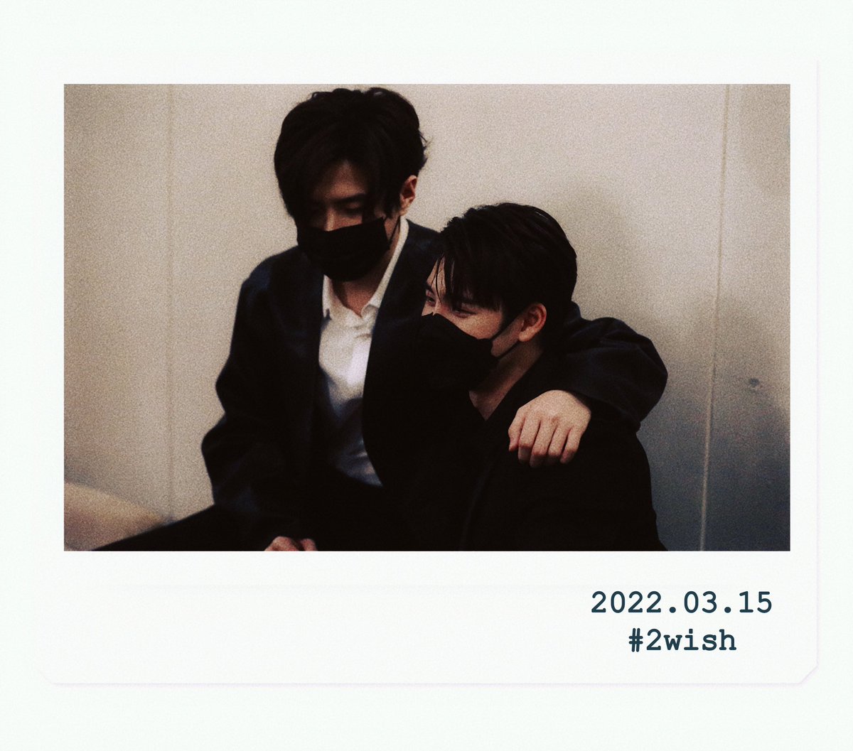Just_Fxn's tweet photo. 20220316 Peenak3xMP

ไหนใครบอกว่าเรานะรักกัน
谁说我们正在相爱的
ใครไปแอบพูดกันว่าไงเหรอ
谁在背后偷偷说了什么吗
มีตังค์หน่อยเลยชวนไปเลี้ยงกัน
有点钱就请对方
ไม่ได้กินทุกวันเข้าใจมะ
并没有每天都一起吃饭你们明白吗

#พี่นาค3
#2wish
#PlanRathavit #MeanPhiravich
@m34nismind @bplannnnn https://t.co/WRU70rmxuC