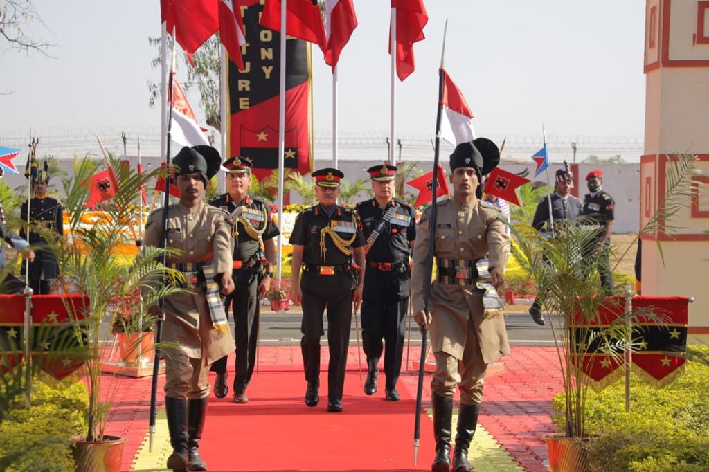 PRODefPune's tweet photo. Lt Gen JS Nain GOC-IN-C Southern Command arrived at 3 EME Centre to preside over #SouthernCommandInvestiture Ceremony 2022. The event includes award presentation, parade by #Infantry &amp; Mechanised columns &amp; equipment display to showcase might of the #IndianArmy. https://t.co/oEsNdTFC5h