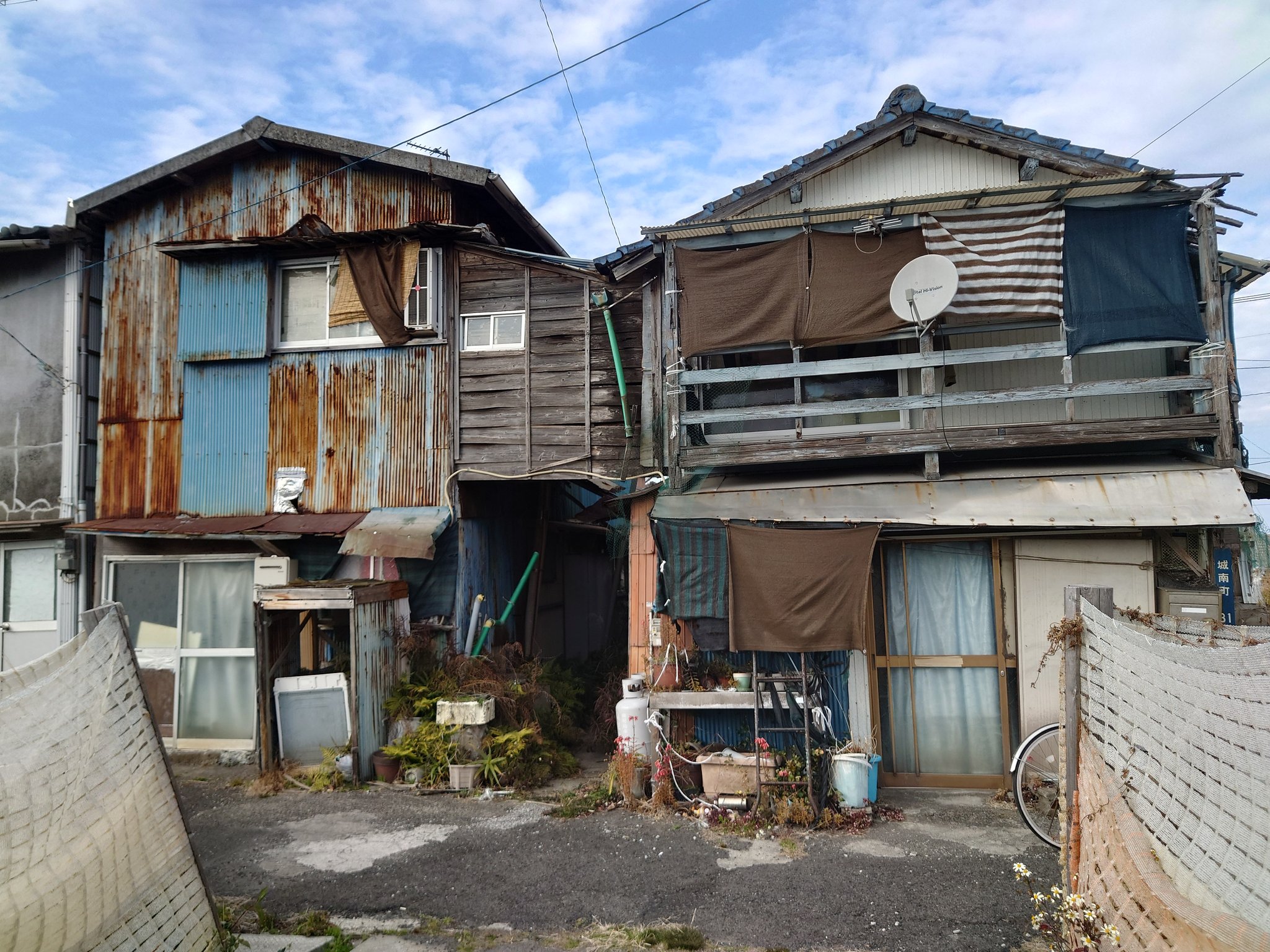 つづれ屋 素敵バラック 住みたい 2階は繋がってんのかな バラック小屋 T Co F59emdmq3u Twitter