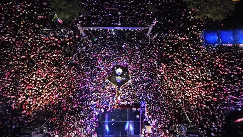 hazy_dazy07's tweet photo. Last night's drone shot by my son's friend. Baka sabihin na naman ng maka BebeEm edited. Hoy private invidual kumuha nito huh!
#SOXisPink #GenSanIsPINK #GenSanForLeniKiko #TropangAngat https://t.co/OFXL8SUSQw