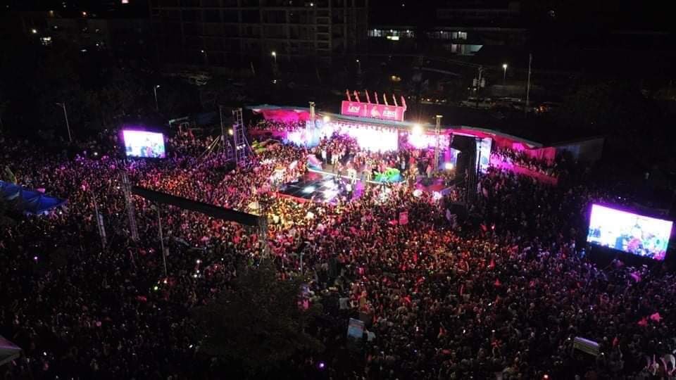 hazy_dazy07's tweet photo. Last night's drone shot by my son's friend. Baka sabihin na naman ng maka BebeEm edited. Hoy private invidual kumuha nito huh!
#SOXisPink #GenSanIsPINK #GenSanForLeniKiko #TropangAngat https://t.co/OFXL8SUSQw