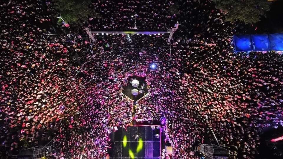 hazy_dazy07's tweet photo. Last night's drone shot by my son's friend. Baka sabihin na naman ng maka BebeEm edited. Hoy private invidual kumuha nito huh!
#SOXisPink #GenSanIsPINK #GenSanForLeniKiko #TropangAngat https://t.co/OFXL8SUSQw