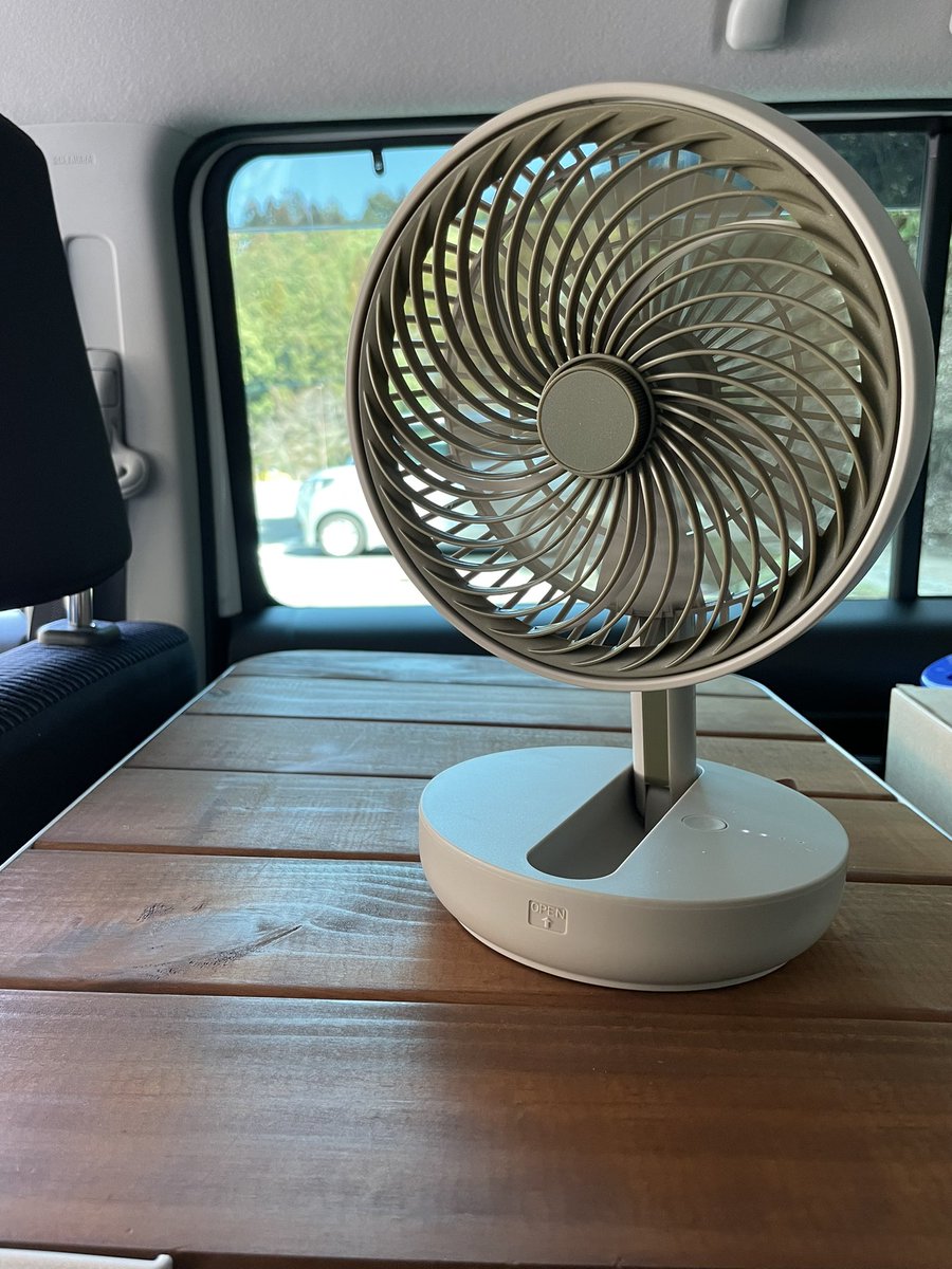sonahasu's tweet photo. 天気良いですね🌞😊
車載冷蔵庫と扇風機買いました😊
車載冷蔵庫は必要か悩みましたが浪漫に負けました😄
扇風機はセールで1800円くらいでコスパ良くていい買い物だったと思います😊
#ハスラー
#車載冷蔵庫
#扇風機
#olly
#goture https://t.co/4Swu04415a