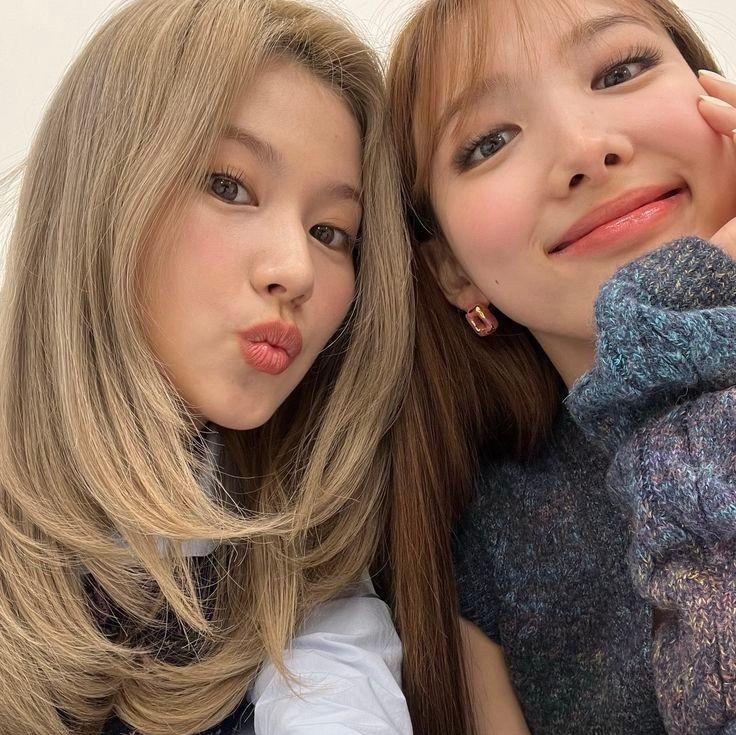 kekefied's tweet photo. they are #TEAMLOONA by the way https://t.co/SI6Te6ufGi