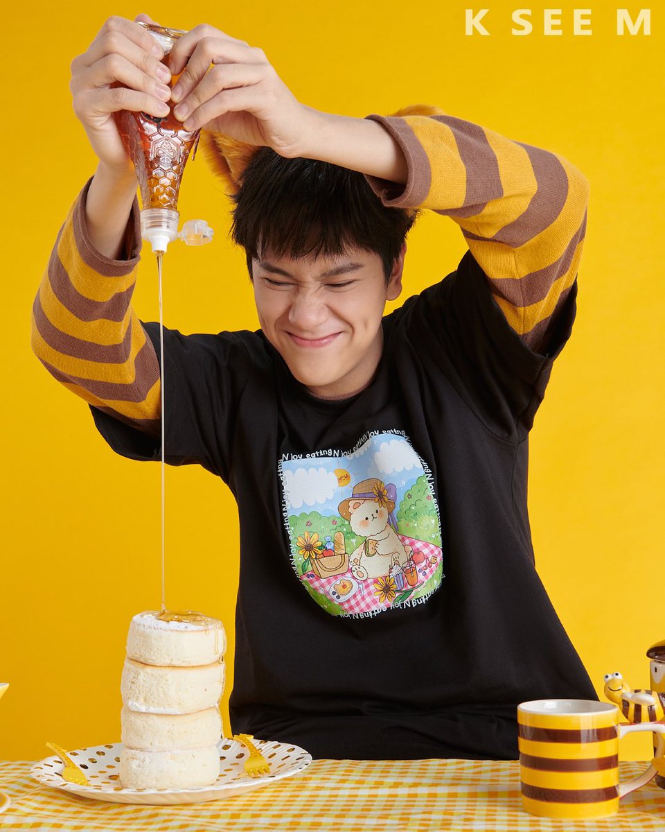 KseemOfficial's tweet photo. K SEE M 🍯🐝
SUNFLOWER​ COLLECTION​ 🌻​ 

01 N joy eating – White
02 N joy eating – Black

ORDER HERE : https://t.co/Ro2xLkfO86​

#KSEEMxนนนเอง 
#kseemofficial https://t.co/QDp6RRHZDE