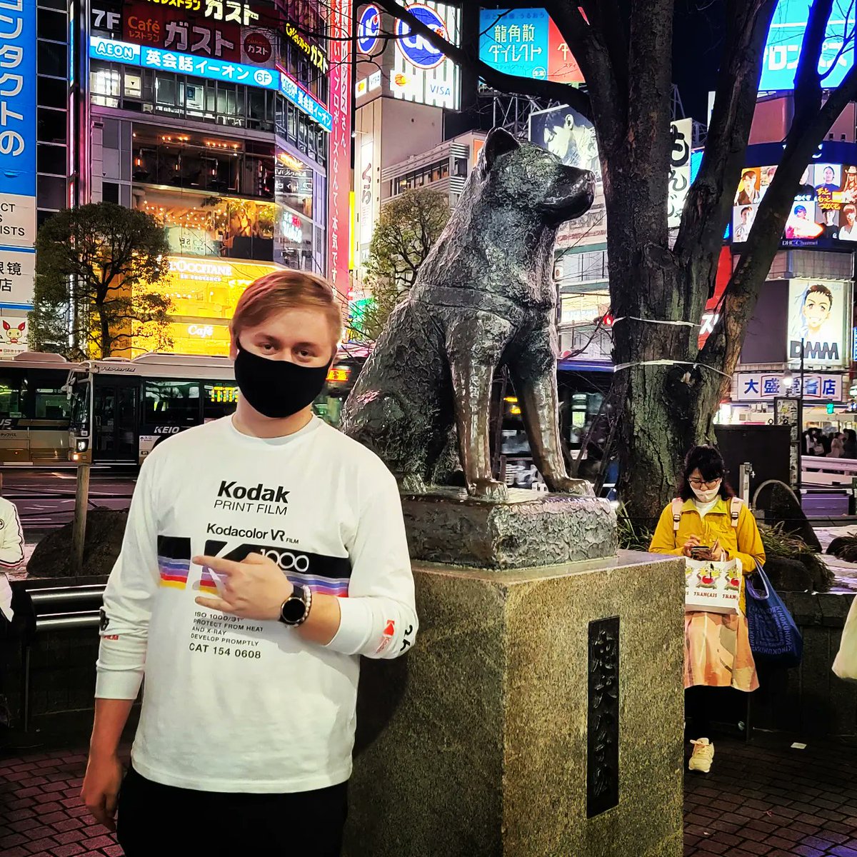 KansaiKaiser's tweet photo. First night out in Tokyo had to check out history's most loyal dog + Tokyo Bay! https://t.co/o00PS5xU1h