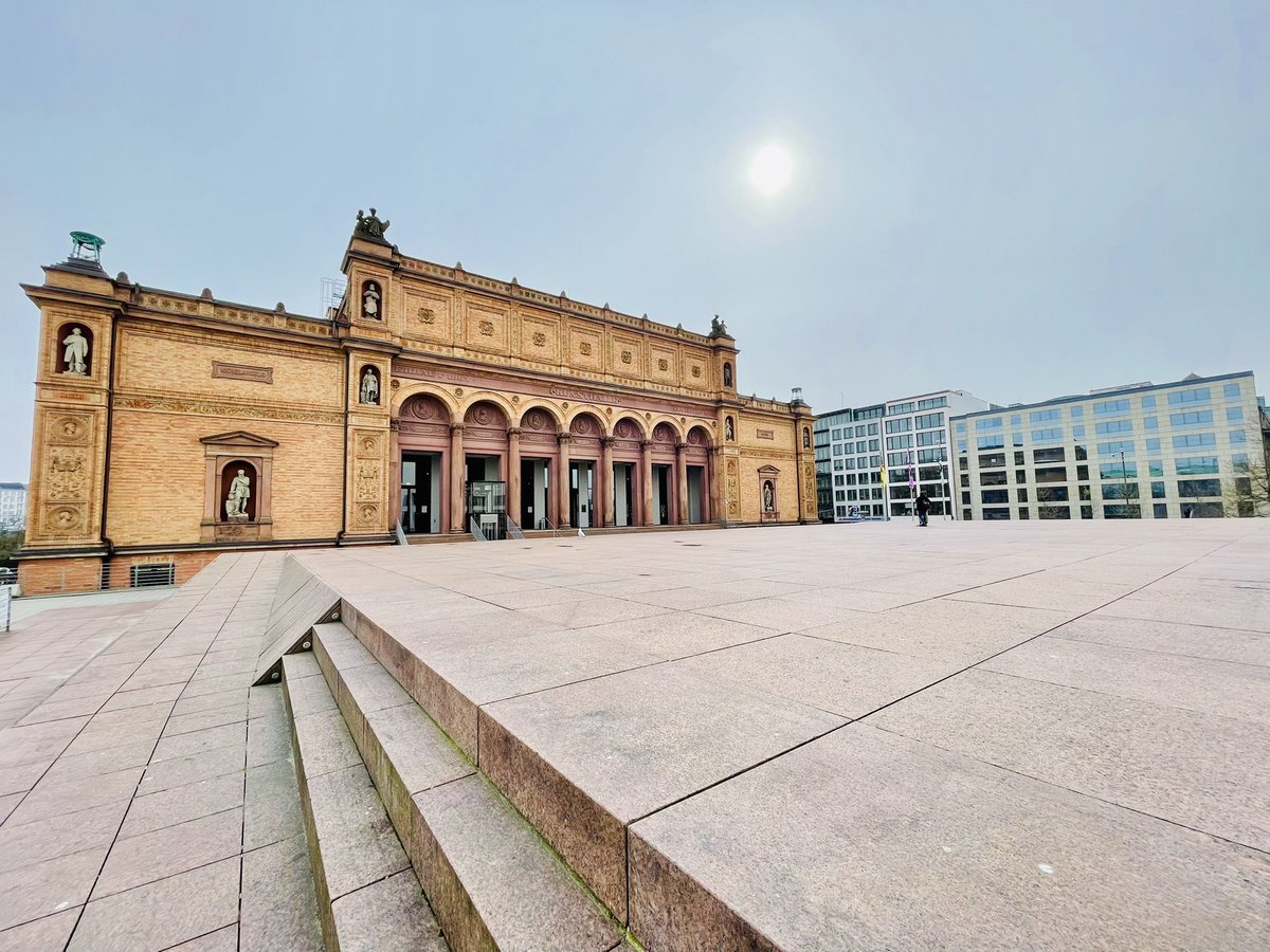 GansewigSimone's tweet photo. Eine Impression aus der für mich schönsten Stadt der Welt.
@KunsthalleHH mit #artinside - 
auf einen sonnigen Mittwoch mit strahlenden Gesichtern und vielen #GoodVibes und Hoffnung auf #PeaceNotWar 🕊💙💛⚓️.
#Hamburg #twlz https://t.co/5ikU9ev2Ug