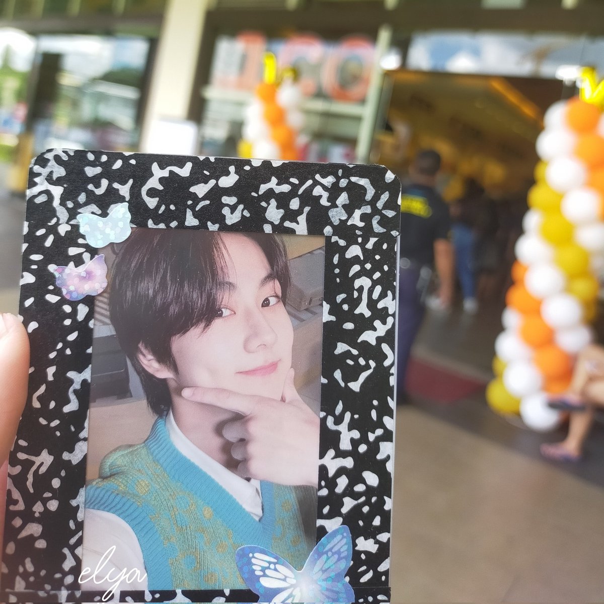 hoonsparcel's tweet photo. hellooo guys baka may nakapulot kanina kay jungwon sa abreeza (davao) around 11am - 12 pm huhu. sa 1st floor or sa labas ko lang siya nawala, most likely sa jco while nakapila ako 😵‍💫 dm or reply lang if nakita niyo thank u so much 🫰 (buti nga hindi dvd pc dinala ko :<) https://t.co/1Etn9QKTTQ