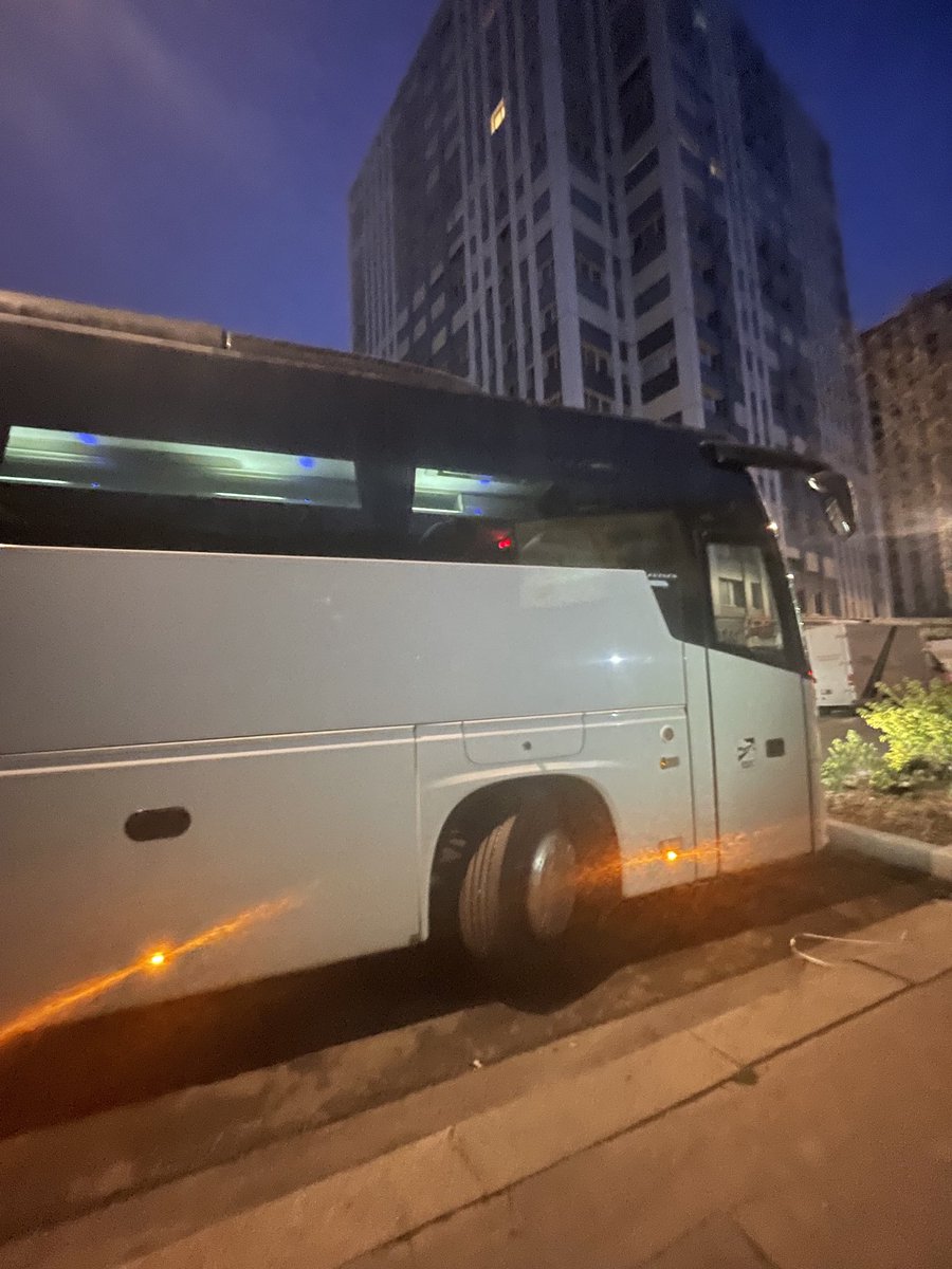 amandine_des's tweet photo. Départ de l’autocar pour le voyage des latinistes et hellénistes du ⁦@g_bude⁩ ! Bonne découverte à Lyon et merci aux enseignantes et à l’équipe. 👋 https://t.co/kxuKazb02Z