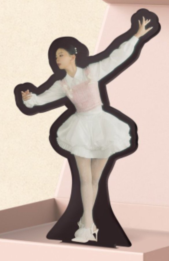 myseulgi0210's tweet photo. The music box looks beautiful seulgi poses beautifully like an eagle😚🐻🦅😂 https://t.co/HlGQ7qhFVT
