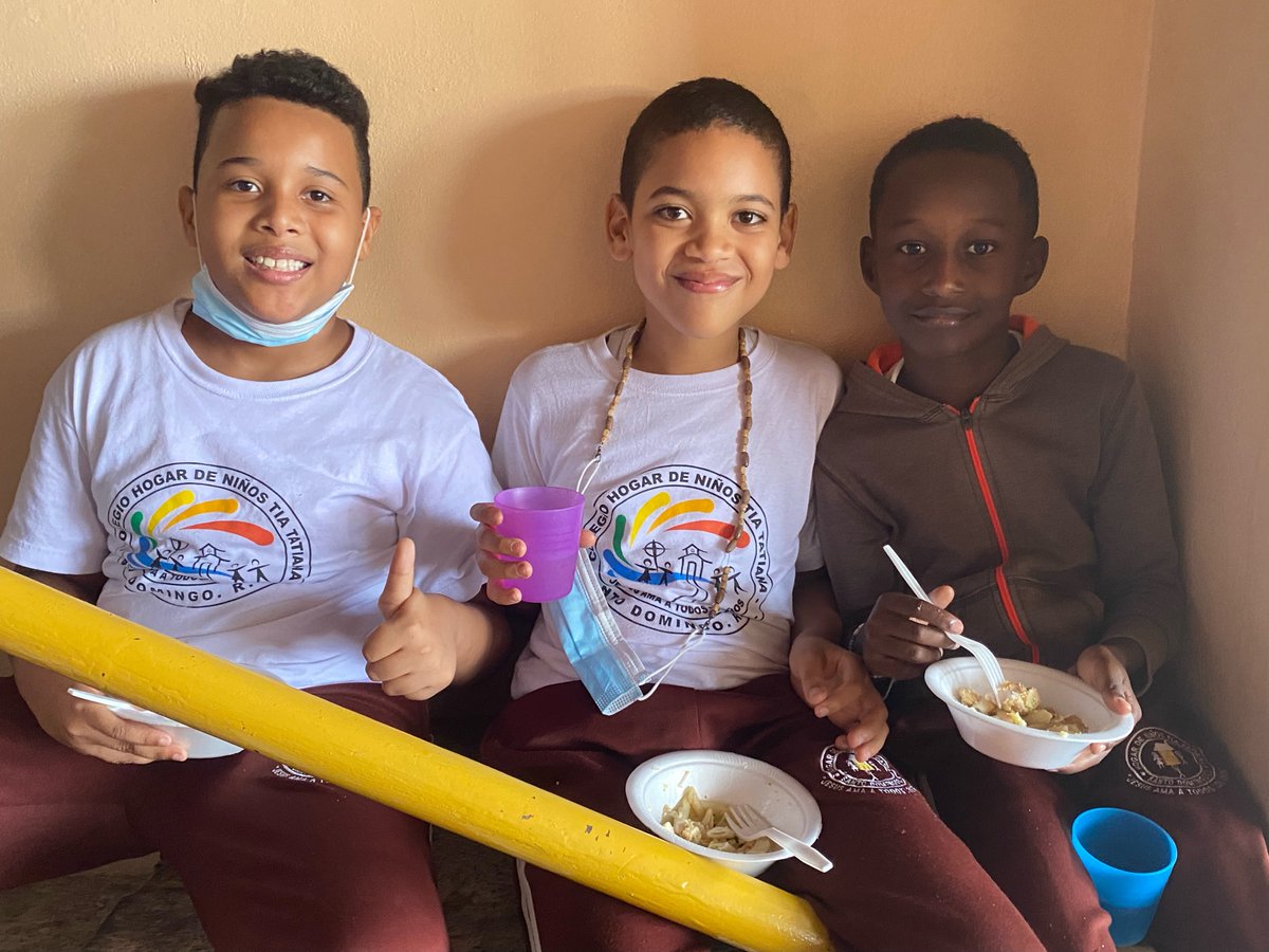 TJNFF's tweet photo. Day 3 of our #DominicanRepublic mission trip involved an action-packed day at Tia Tatiana school:
👨‍🍳 Our team cooked #NicksFavoriteLunch for 400+ students
🧩 Fr. Joe engineered foam tiles at the preschool
📝 Senior HS students participated in a C11 workshop led by Cindy Gonzalez https://t.co/7jIZyys1ae