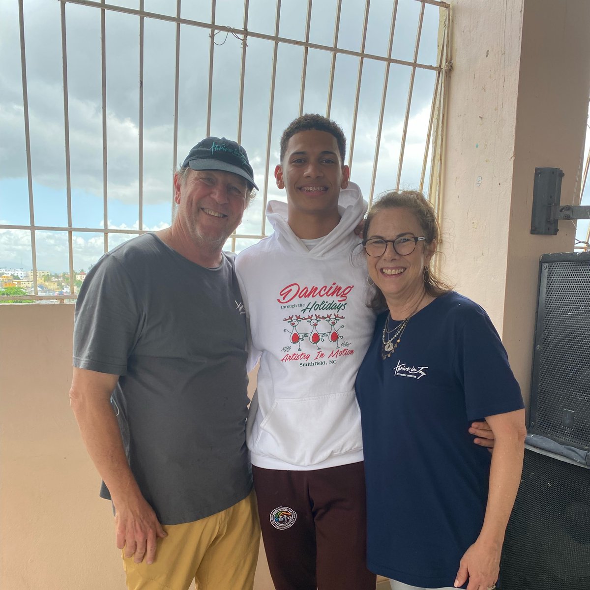 TJNFF's tweet photo. Day 3 of our #DominicanRepublic mission trip involved an action-packed day at Tia Tatiana school:
👨‍🍳 Our team cooked #NicksFavoriteLunch for 400+ students
🧩 Fr. Joe engineered foam tiles at the preschool
📝 Senior HS students participated in a C11 workshop led by Cindy Gonzalez https://t.co/7jIZyys1ae