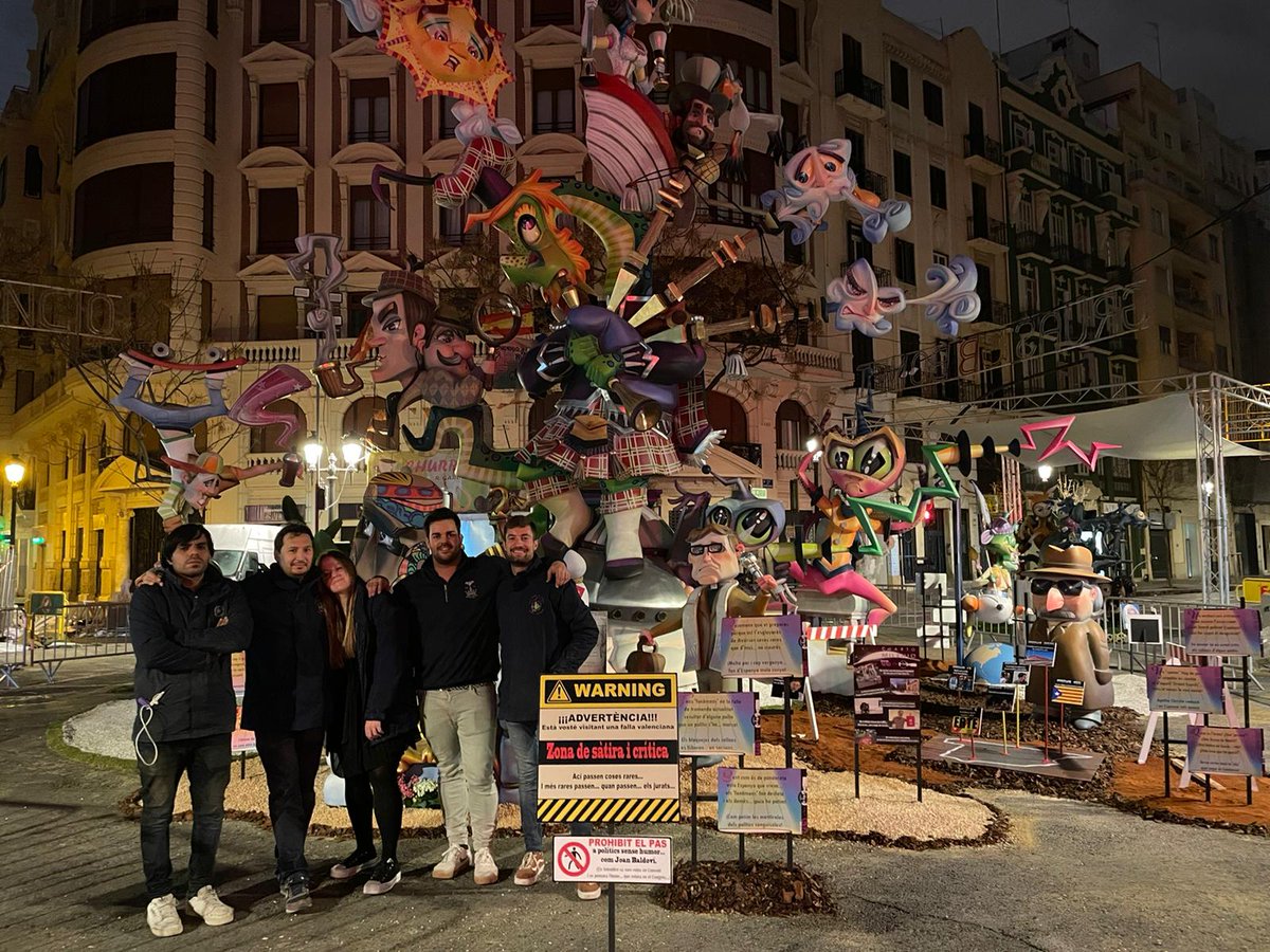 Falla_161's tweet photo. "Coses més rares s'han vist" de Sergio Musoles.
Acabem a l'alba la plantà de la falla, però ha valgut la pena tant d'esforç.
#Falla161
#Plantà22
#75Aniversari https://t.co/froqIGXFLq