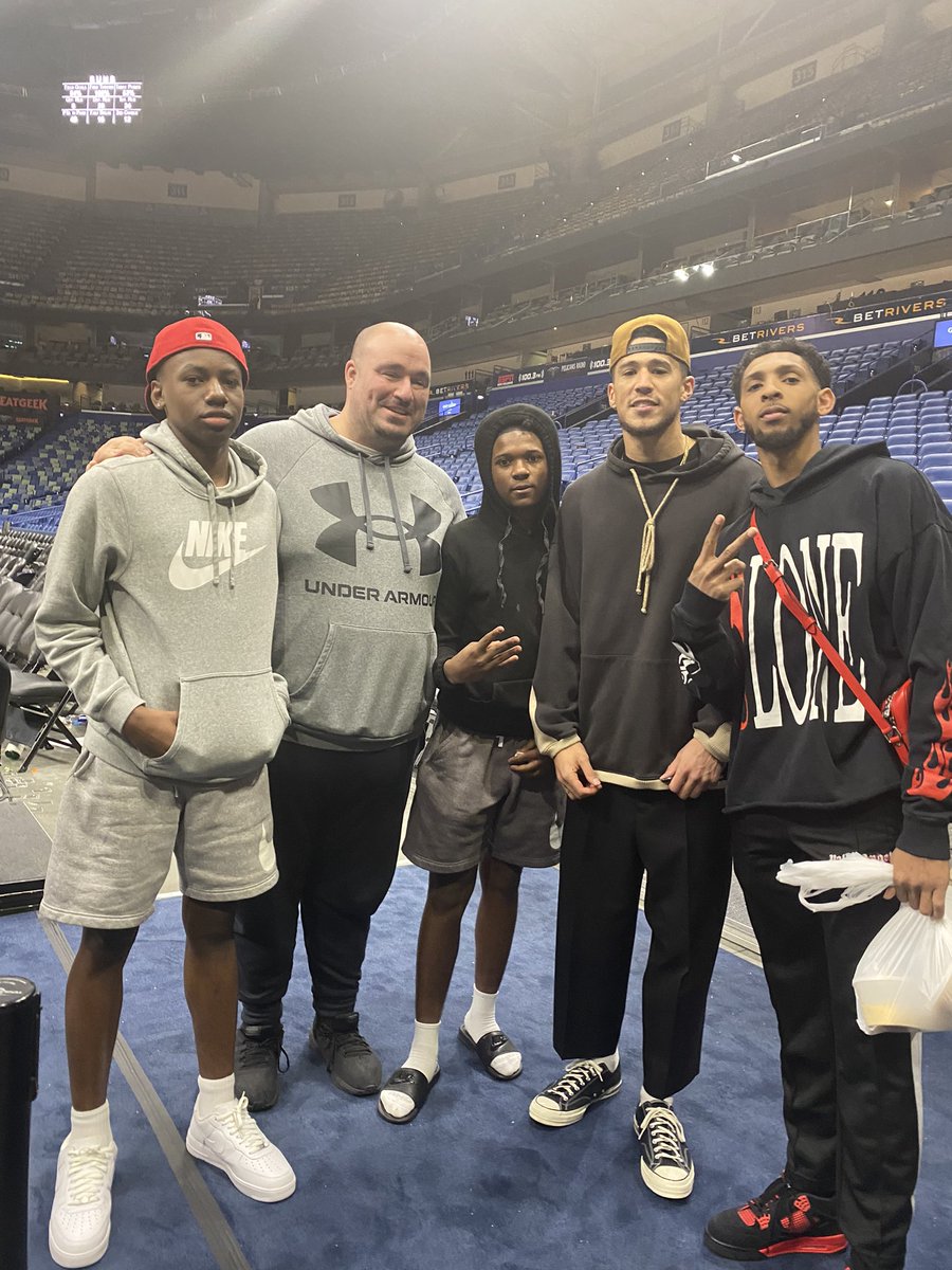 dcstevns's tweet photo. Shoutout to @campayne for giving me his jersey and taking pictures with my two rising freshmen @likeel72.   He made their day!!! https://t.co/DqDw7iP068