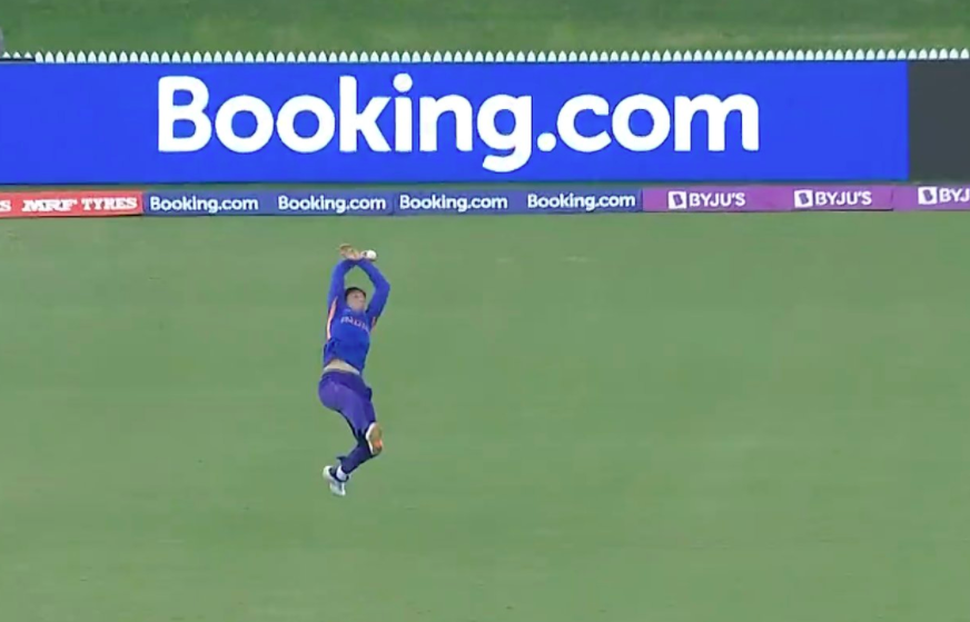 imfemalecricket's tweet photo. Excellent grab from Harmanpreet Kaur! 

#CWC22 📸Disney+Hotstar https://t.co/sWBDMgElc0