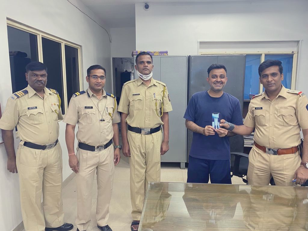 vivekbbhatia's tweet photo. Lost and found my iPhone this morning in less than 60mins. All thanks to folks at the Goregaon police station, Mumbai. 
Hari Biradar (API), Vikas Pawar (HC), Vinayak Zaware (PN), Sumit Shedge (PC). Thank you for taking swift action🙏 @MumbaiPolice @CPMumbaiPolice https://t.co/FDia2UCJO4