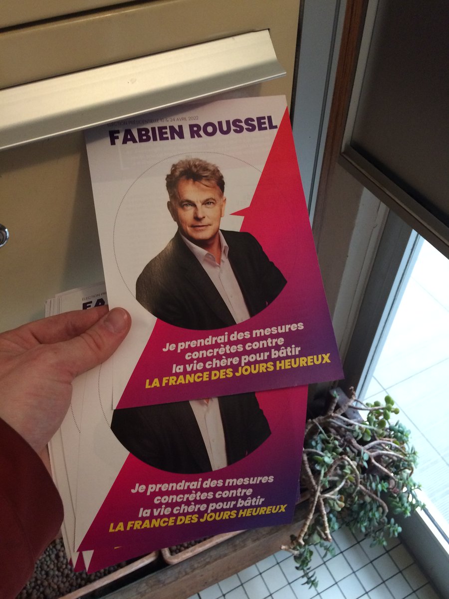 OrvaultPcf's tweet photo. 🚩A J-6⃣ du meeting de @Fabien_Roussel à #Nantes (21 mars - 19h), collage et boitage sur #Orvault
- Quartier #Plaisance
- Quartier #Cholière
- Quartier #Bignon
"Des mesures concrètes conte la vie chère, pour bâtir la France des #JoursHeureux"
#Roussel2022 #PCF44 #presidentielle https://t.co/VFEcPy9LQC