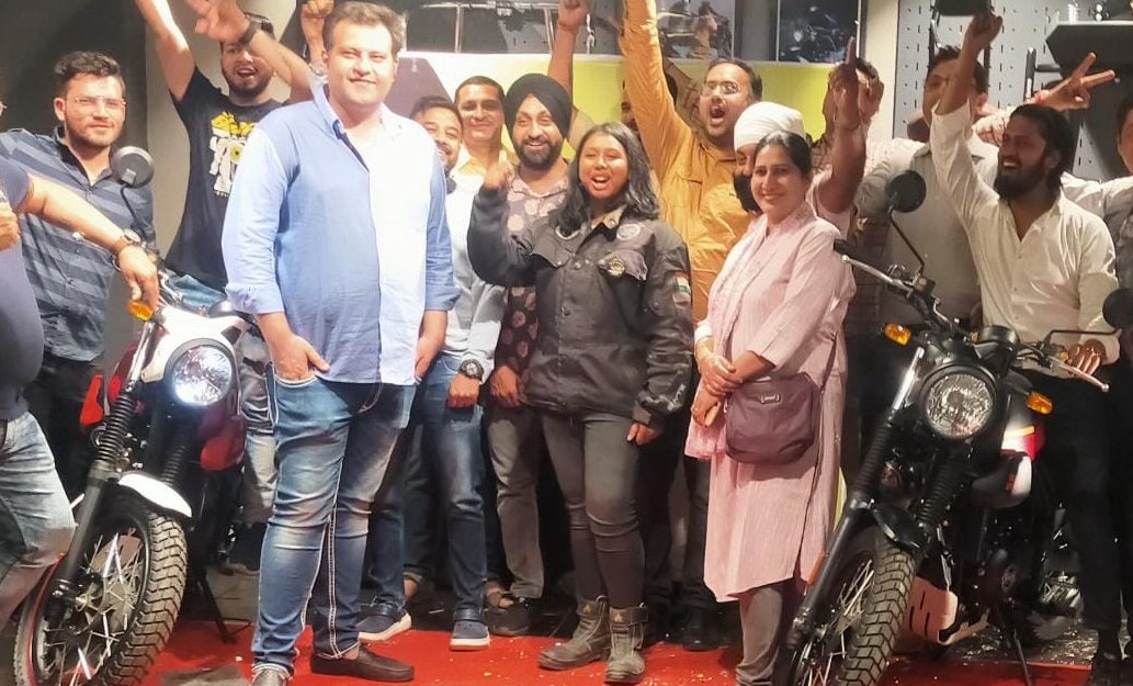 BikerGirlkancha's tweet photo. Launching of new machine @royalenfield #scramble2022 #411cc #BreakTheBias 

#LadkiChalaRahiHai https://t.co/FyeJcgSgY3