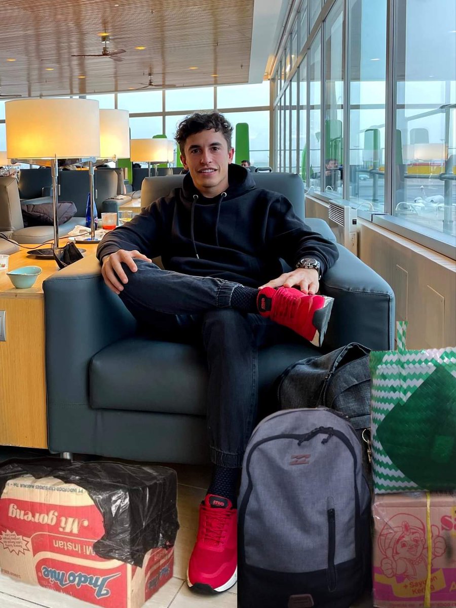 Marqes lg nunggu kereta argo parahyangan nih gengss