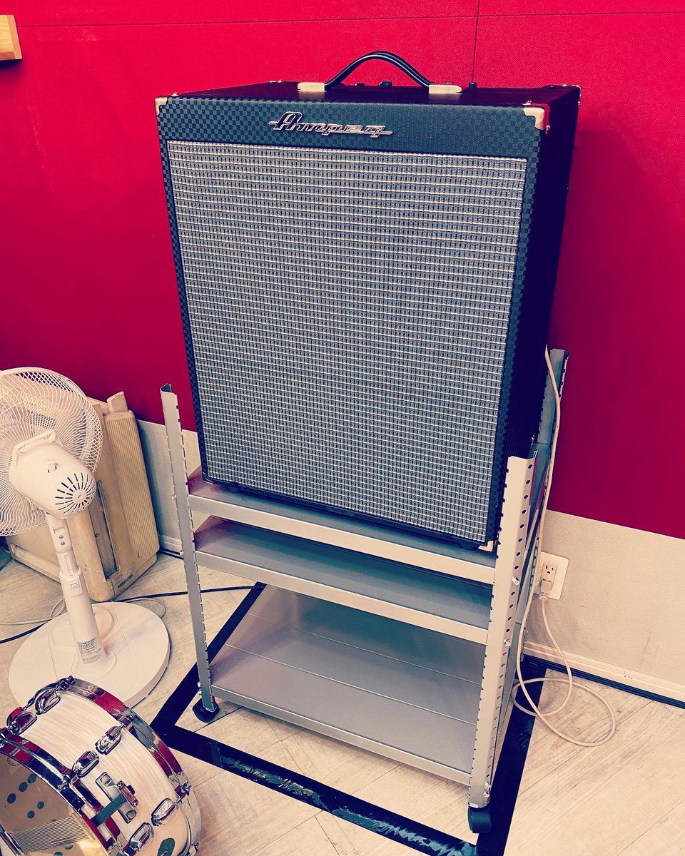 studioabbeyroad's tweet photo. スタジオのベースアンプが調子悪かったので、AB両スタジオとも入れ替えました(^^)
これね、コンボだけど、500Wだし、何しろ音が艶やかに伸びて、かなーりいい音(^^)
SVT-350よりパワーあるし(^^)
コンボだと侮るなかれ!(^^)
#スタジオABR #ベースアンプ
#ampeg #RB210 #コンボ https://t.co/cJGDDNQoMF