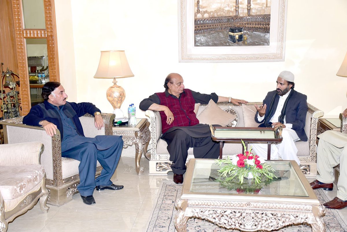 RajaBasharatLAW's tweet photo. ساحبزادہ میاں محمد عمر بخش صاحب (سجادہ نشین گھڑی شریف) کی صوبائی وزیر قانون پنجاب محمد بشارت راجہ کی رہائش گاہ آمد۔
محمد بشارت راجہ سے انکی ہمشیرہ کی وفات پر اظہار افسوس کیا اور مرحومہ کے درجات کی بلندی و مغفرت کے لیے فاتحہ خوانی کی۔
#PP14 #Rawalpindi #Dhamial https://t.co/rHgmAKZrzB
