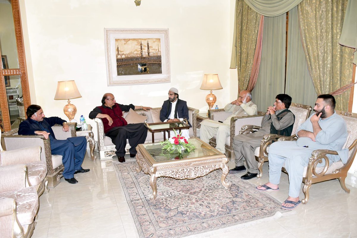 RajaBasharatLAW's tweet photo. ساحبزادہ میاں محمد عمر بخش صاحب (سجادہ نشین گھڑی شریف) کی صوبائی وزیر قانون پنجاب محمد بشارت راجہ کی رہائش گاہ آمد۔
محمد بشارت راجہ سے انکی ہمشیرہ کی وفات پر اظہار افسوس کیا اور مرحومہ کے درجات کی بلندی و مغفرت کے لیے فاتحہ خوانی کی۔
#PP14 #Rawalpindi #Dhamial https://t.co/rHgmAKZrzB