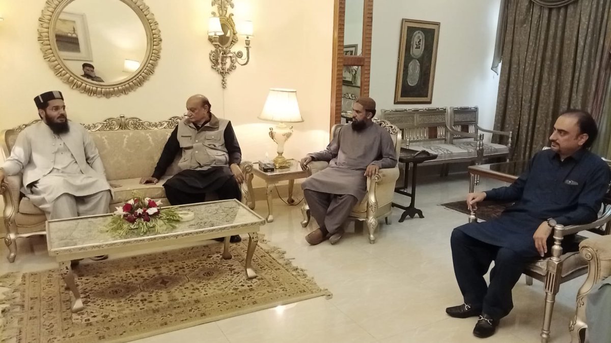 RajaBasharatLAW's tweet photo. رکن پنجاب اسمبلی مولانا معاویہ اعظم کی زیر قیادت پاکستان راہ حق پارٹی کے وفد کی صوبائی وزیر قانون کی رہائش گاہ آمد۔
محمد بشارت راجہ سے انکی ہمشیرہ کی وفات پر اظہار افسوس کیا اور مرحومہ کے درجات کی بلندی و مغفرت کے لیے فاتحہ خوانی کی۔
@moavia_official #Rawalpindi #Dhamial #PP14 https://t.co/F8OOekdCQh