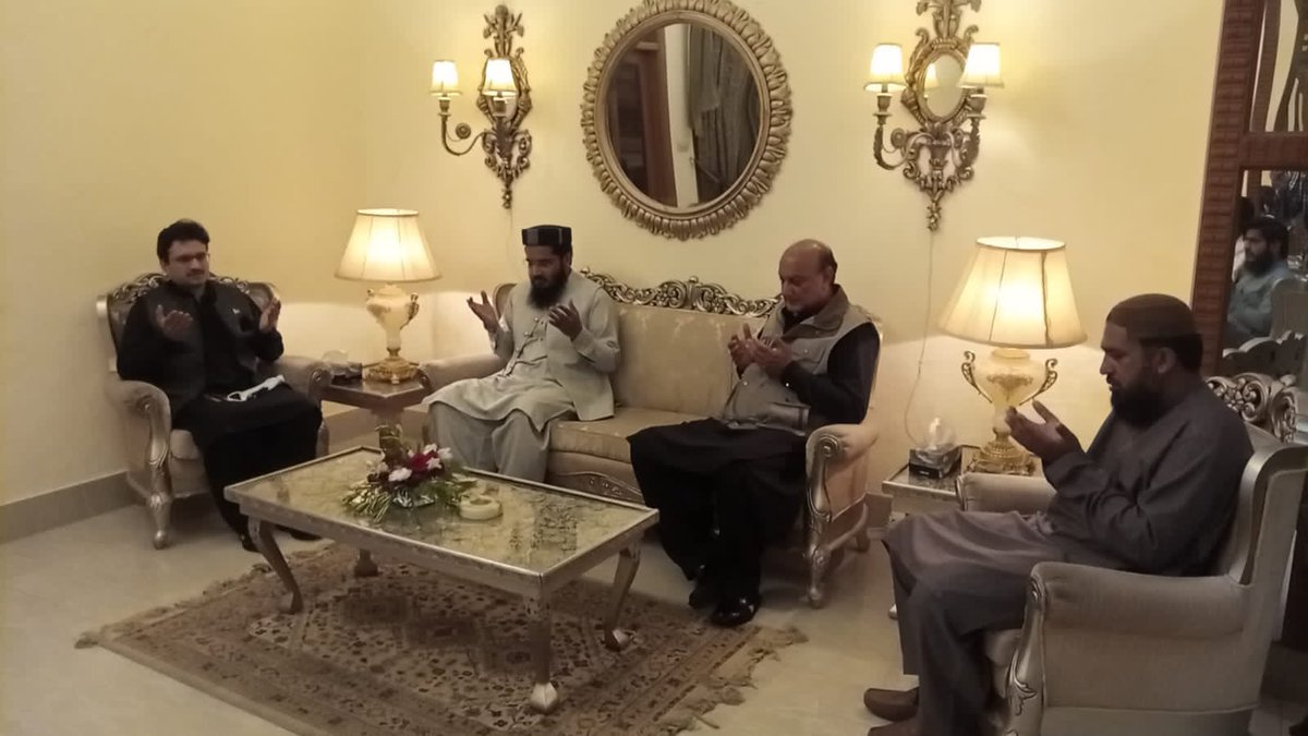 RajaBasharatLAW's tweet photo. رکن پنجاب اسمبلی مولانا معاویہ اعظم کی زیر قیادت پاکستان راہ حق پارٹی کے وفد کی صوبائی وزیر قانون کی رہائش گاہ آمد۔
محمد بشارت راجہ سے انکی ہمشیرہ کی وفات پر اظہار افسوس کیا اور مرحومہ کے درجات کی بلندی و مغفرت کے لیے فاتحہ خوانی کی۔
@moavia_official #Rawalpindi #Dhamial #PP14 https://t.co/F8OOekdCQh