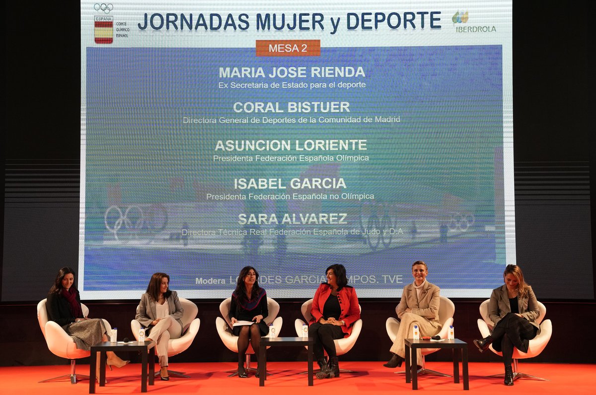 Es momento de la 2ª mesa.
💼 Deportistas emprendedoras
⛷️ <a href="/MariaJoseRienda/">María José Rienda</a> 
🥋 <a href="/CORALBISTUER/">Coral Bistuer</a> 
🚣‍♀️ Asunción Loriente (<a href="/fed_esp_remo/">Fed.Española de Remo</a>)
🛶 Isabel García (<a href="/RFESS1/">RFESS</a> y Pta. Fed no olímpicas) 
🥋 Sara Álvarez (<a href="/rfejyda/">R.F.E.J.Y.D.A.</a>)
🎙️ Modera: Lourdes García Campos (<a href="/deportes_rtve/">RTVE Deportes</a>)

<a href="/iberdrola/">Iberdrola</a> 💚