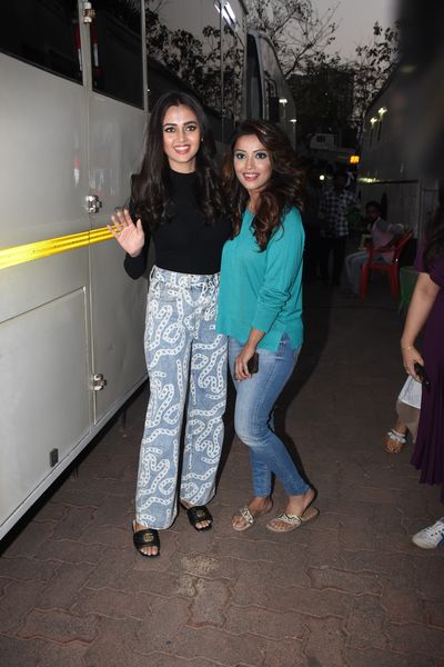 middaygujarati's tweet photo. #TejasswiPrakash and #AdaaKhan spotted 
#TelevisionCelebrity #TelevisionStar #TelevisionActress #ActressUpdate #CelebSpotted #CelebOuting  #CasualOutfit #CasualLook #CasualAttire #CasualAvatar https://t.co/CUZ6onxuYp