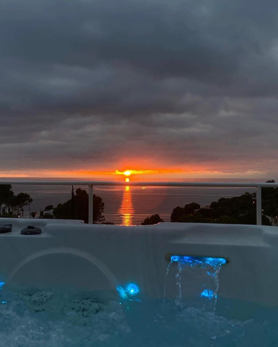 jacuzzi with a view 🌅.