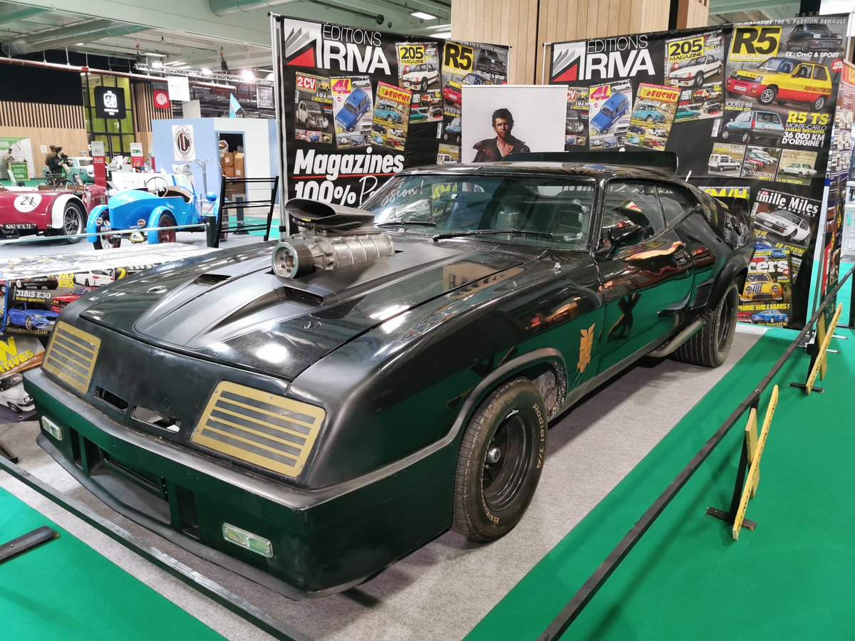 NHoonited's tweet photo. Un peu de violence #Retromobile https://t.co/V1U46XT9g5