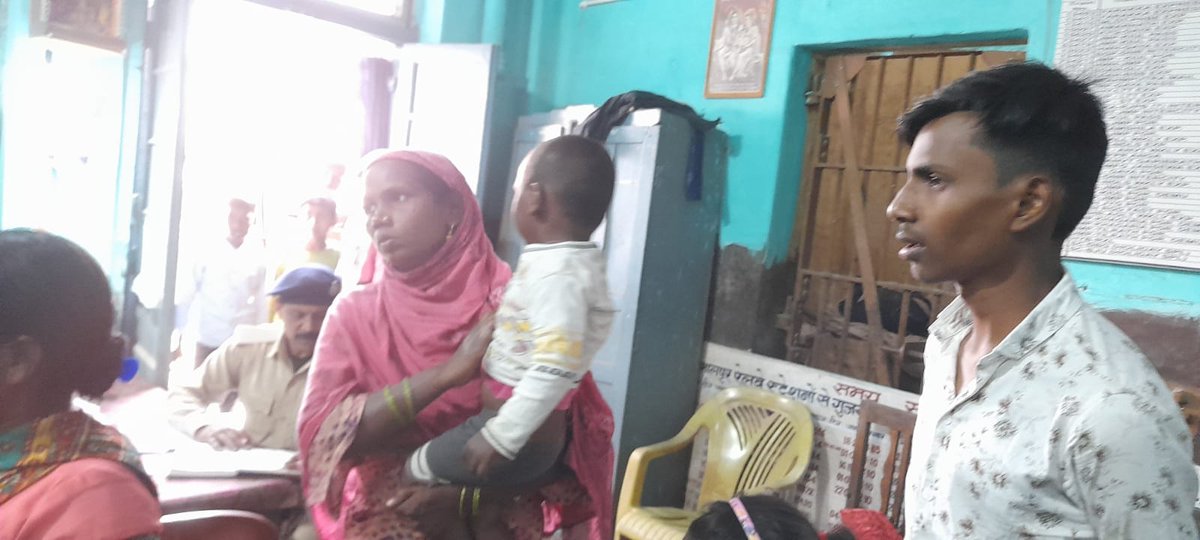 omamarafi_'s tweet photo. Alhamdulillah!
Allah ke rehm-o-karam se bachhe ko aaj subah 9 baje police ne dhundh liya hai.He was stolen by a woman on the train near jamalpur station.
Thankyou so much to all for prayers and cooperation. https://t.co/sV1KSsgezR