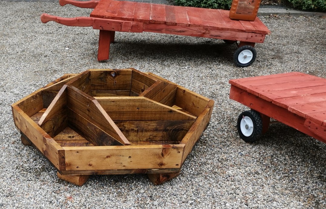greensuffolk's tweet photo. Thanks to Colin for getting in touch and sharing how he is turning waste wood into stunning creations in #Suffolk 

From planters to mud kitchens and more, its great to see what can be upcycled! 

Find Colins work in @DuckinB in Sudbury.

@suffolkrecycle #GreenestCounty https://t.co/mBEgWQscB2