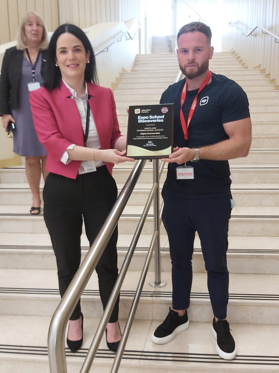 HartlandIntl's tweet image. What a pleasure to welcome Mr Phelan to Hartland who presented us with a plaque commending our contribution to the Expo 2020 School Discoveries Competition Series. Bravo to all our students who participated in a range of competitions run by Education Perfect! #proud #award @KHDA