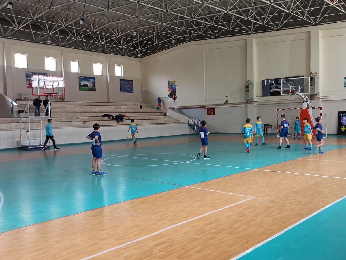 fikribilimkolej's tweet photo. FikriBilim Koleji Küçük Erkek Futsal Takımı, Gökkuşağı Koleji’ni 5-2 skorla mağlup etti. Çeyrek final müsabakalarına yükselen takımımızı tebrik eder, şampiyonluk yolunda başarılar dileriz…

#futsal #sampiyon #fikribilimkoleji https://t.co/BBIZk4U8fF