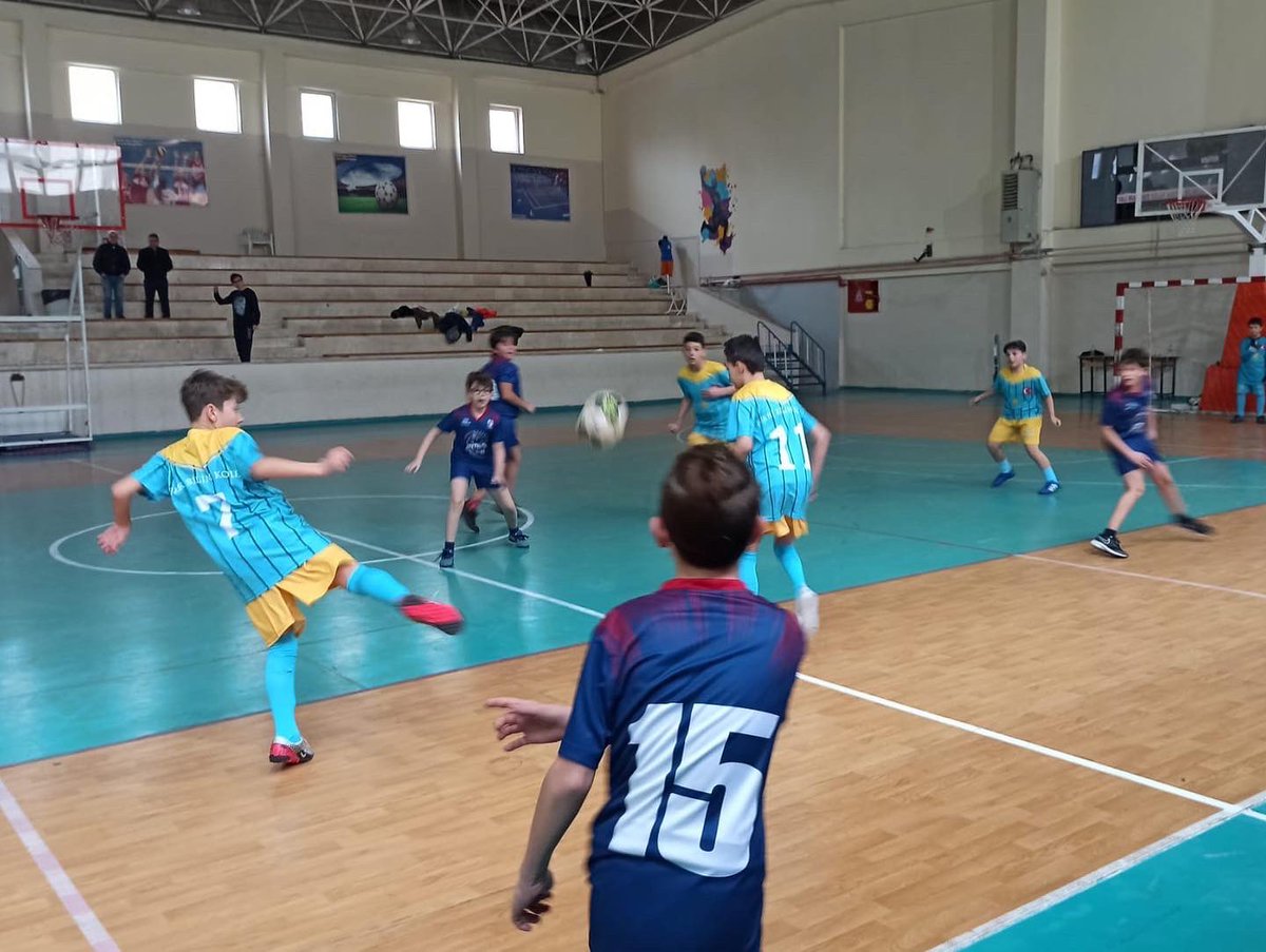 fikribilimkolej's tweet photo. FikriBilim Koleji Küçük Erkek Futsal Takımı, Gökkuşağı Koleji’ni 5-2 skorla mağlup etti. Çeyrek final müsabakalarına yükselen takımımızı tebrik eder, şampiyonluk yolunda başarılar dileriz…

#futsal #sampiyon #fikribilimkoleji https://t.co/BBIZk4U8fF