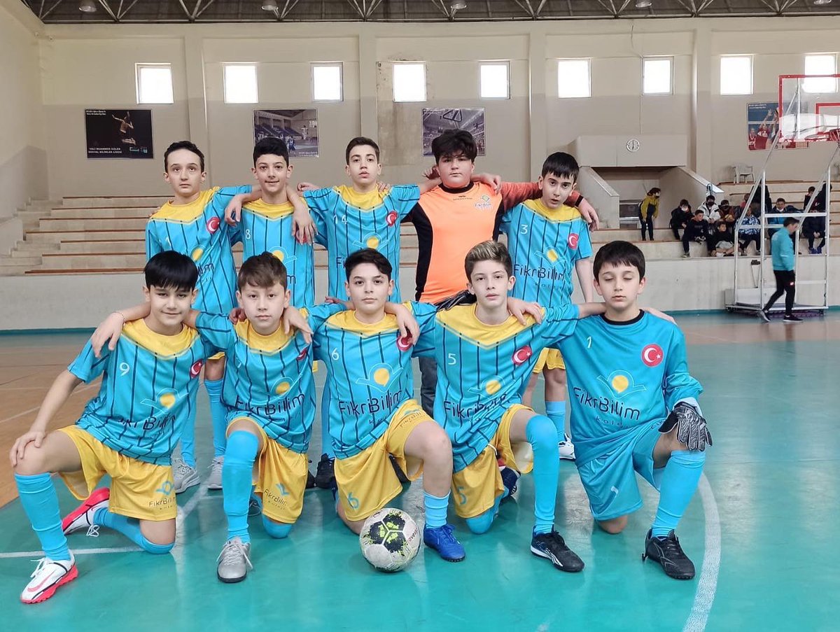 fikribilimkolej's tweet photo. FikriBilim Koleji Küçük Erkek Futsal Takımı, Gökkuşağı Koleji’ni 5-2 skorla mağlup etti. Çeyrek final müsabakalarına yükselen takımımızı tebrik eder, şampiyonluk yolunda başarılar dileriz…

#futsal #sampiyon #fikribilimkoleji https://t.co/BBIZk4U8fF