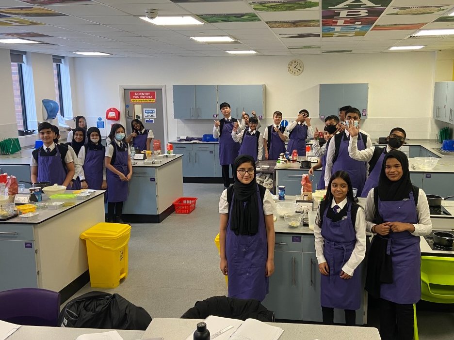 ActToan's tweet photo. 🧀🧈🧂 
@OldhamAcademy 
#lifeskills #kitchens #oldham https://t.co/z3ArICul7p