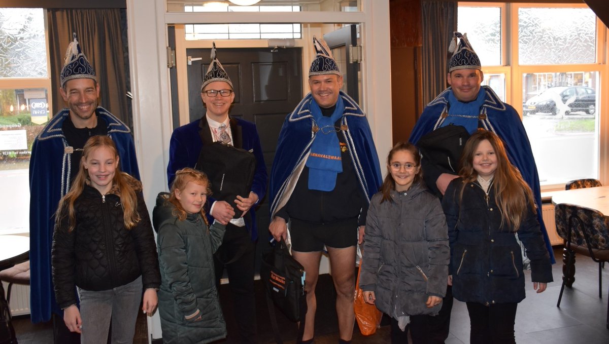 CarnavalZ's tweet photo. Na een lange corona-pauze mocht er weer vergadert en naar de kroeg gegaan worden.
Dat was voor iedereen een beetje onwennig natuurlijk, zo ook voor de leden van Het Masker. 
Hoe dit avontuur afloopt kun je bekijken in het geinige MaskerQuiz filmpje op https://t.co/G7wuILICw0 https://t.co/fZWCpCOjeD