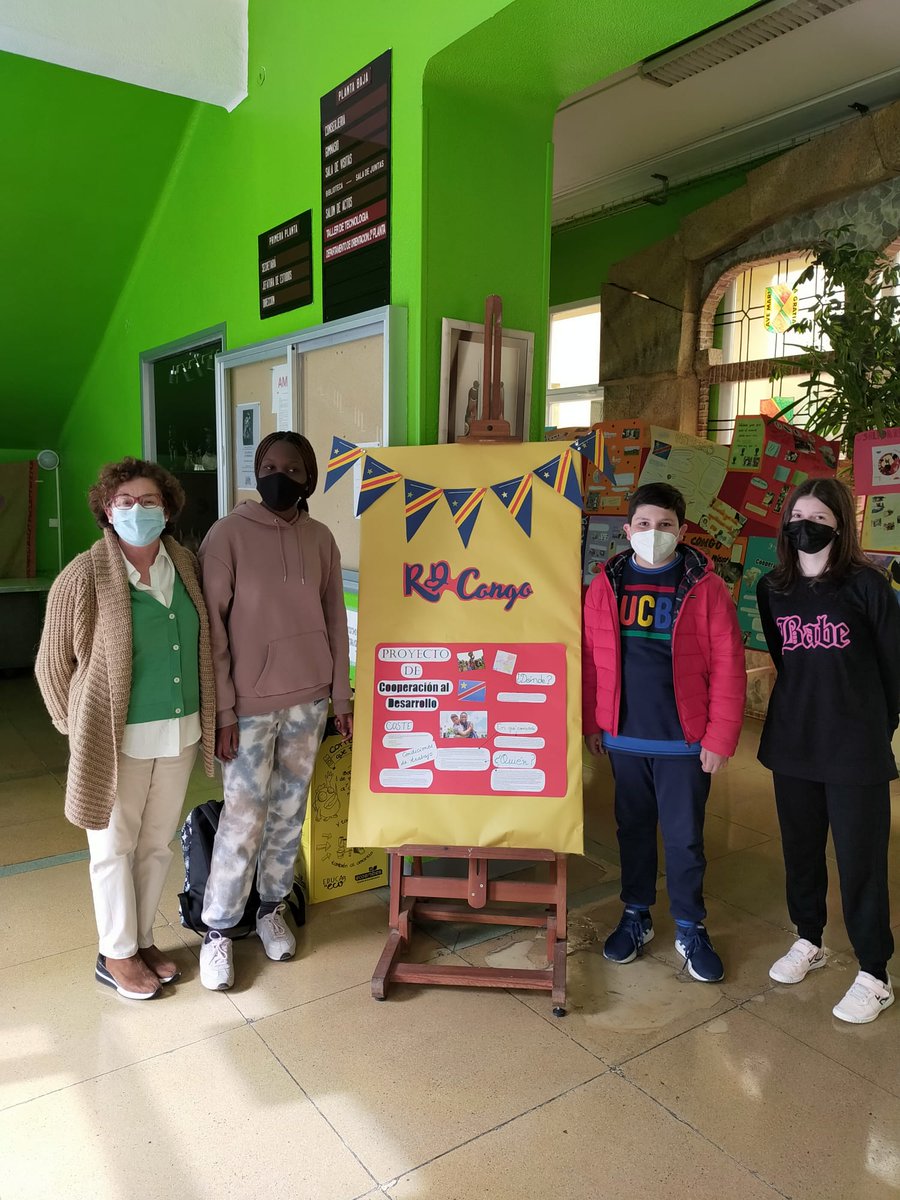 manosunidassant's tweet photo. Profesores y alumnos del IES Marqués de Santillana, han realizado una exposición monográfica sobre la RD del Congo , donde se desarrolla el proyecto de Manos Unidas : "Refuerzo de los medios de vida de mujeres vulnerables en comunidades mineras".  Celebrarán un Karaoke solidario https://t.co/ou2SFRspps