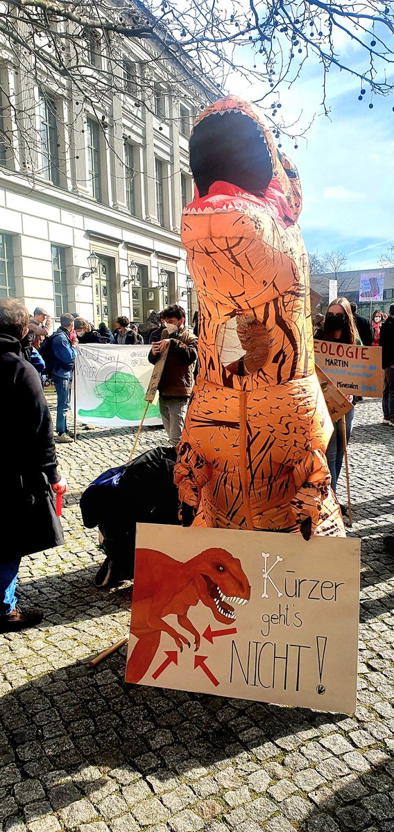 Wieder Protest gegen mögliche Kürzungen am der Martin-Luther-Universität. Heute mit T-Rex. #mlu #halle #unihalle