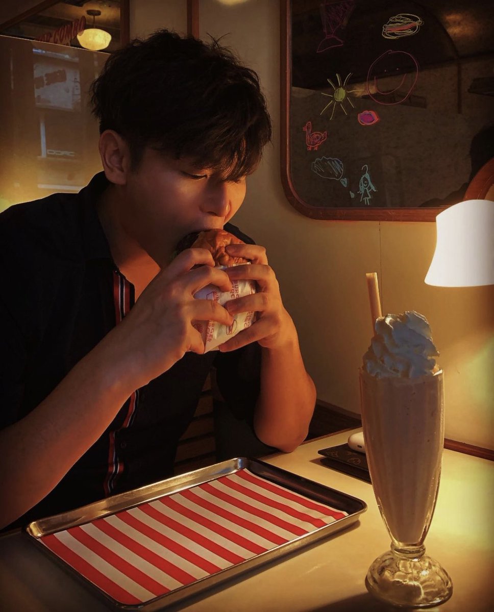 jazepang's tweet photo. Dinner Time🍔🍨食漢堡 飲奶昔😋我個口夠大🤪 https://t.co/B38e6tqDy4