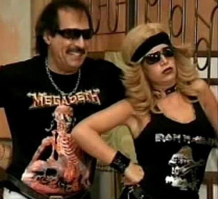 en el colegio debíamos llevar fotos sobre algún tema y yo elegí sobre el rock y EL QUE M GUSTA IGUAL