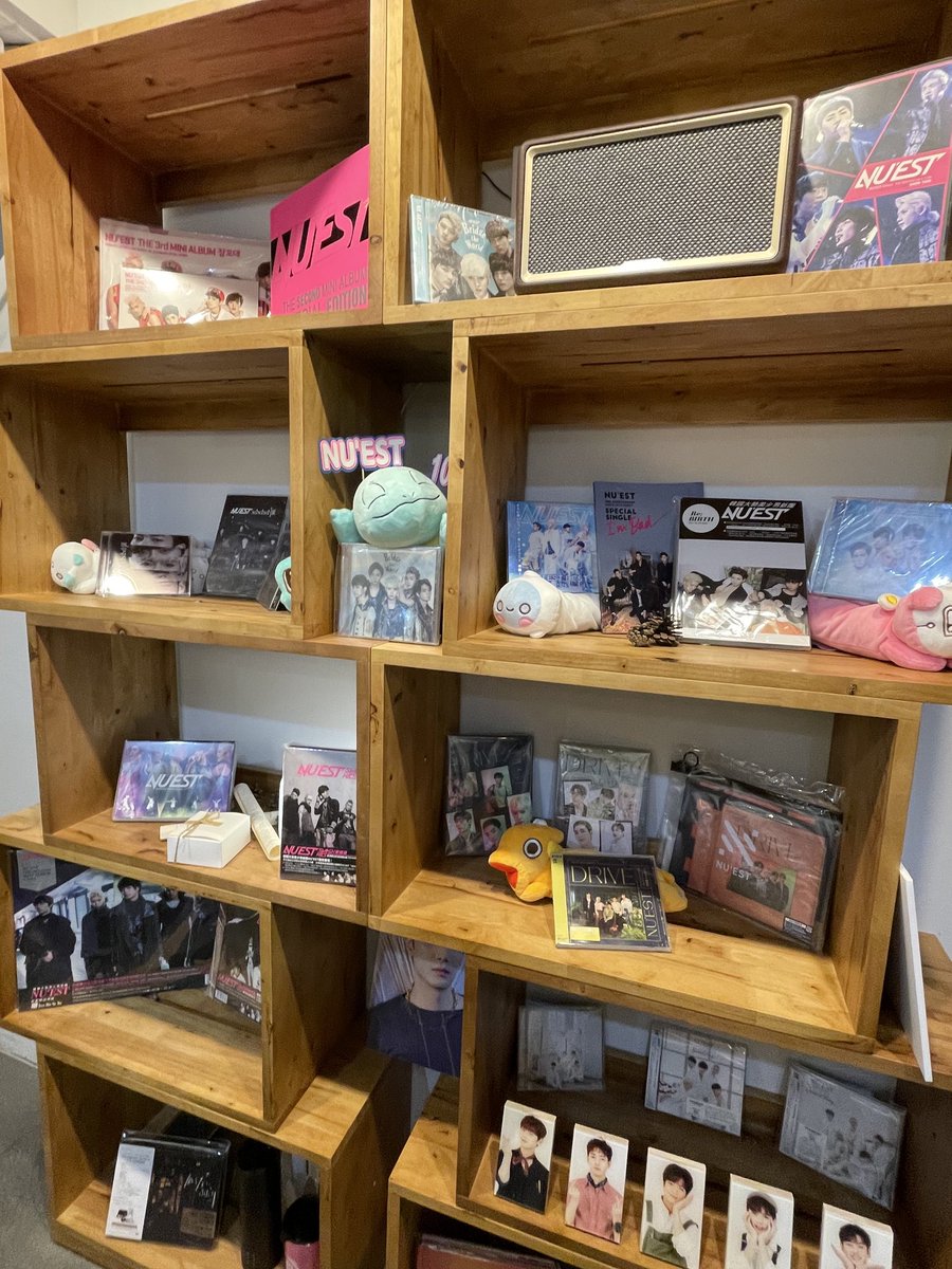 seolee1225's tweet photo. 카페투어 후기
1. 골드문 카페

정말 뉴이스트 박물관처럼 되어있어서 신기하게 구경하구 추억도 했당 내가 함께하지 못했던 시간들을 보니 더 사랑하고싶더라♡

@nuest_10th
#함께한_시간만큼_더자란_마음
#뉴이스트_고마워_행복을_응원해 https://t.co/Y1ml46AFhn