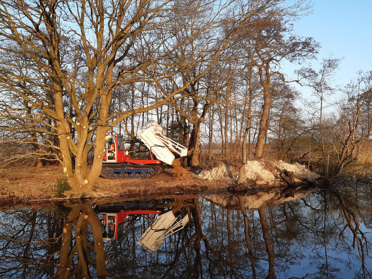 deboerendegroot's tweet photo. In Drenthe hebben wij voor @ProRail damwand geplaatst langs een spoortalud om deze 'beverproof' te maken. Vlakbij is de nieuwe beverhol-locatie verder uitgebreid. Deze oever dient nu ook als aantrekkelijke nestlocatie voor enkele vogelsoorten. 

#duurzaamsamenleven #waterbouw https://t.co/PSsB0EmaCA